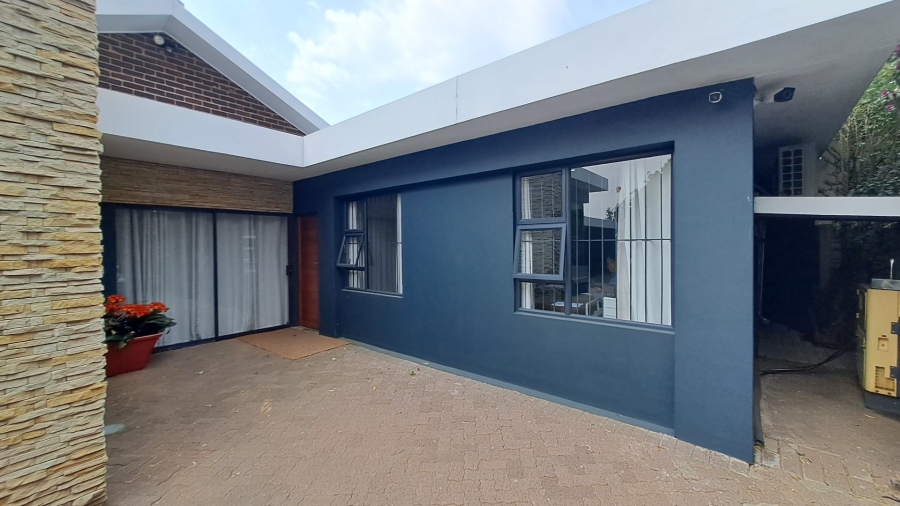 5 Bedroom Property for Sale in Langenhovenpark Free State